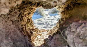 Minerali grezzi contenenti neodimio e disprosio, risorse chiave per i magneti NdFeB, la cui raffinazione ad alto impatto ambientale contribuisce all’aumento dei costi e alle sfide per la sostenibilità.