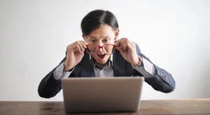 Uomo stupito davanti al computer