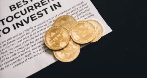 Tre bitcoin sopra ad un foglio