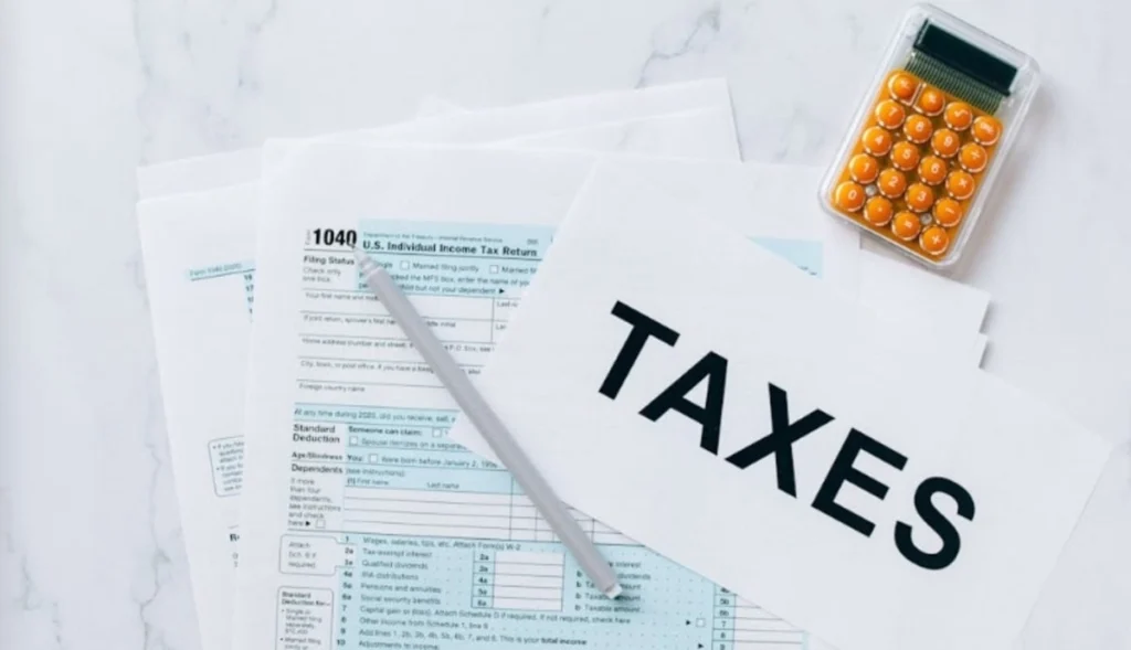 Scritta taxes e documenti per dichiarare i redditi