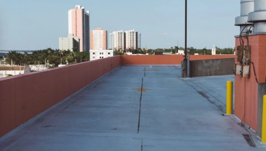 ista panoramica del tetto di un moderno condominio, ideale per investire in immobili frazionati con rendimenti stabili e accessibili