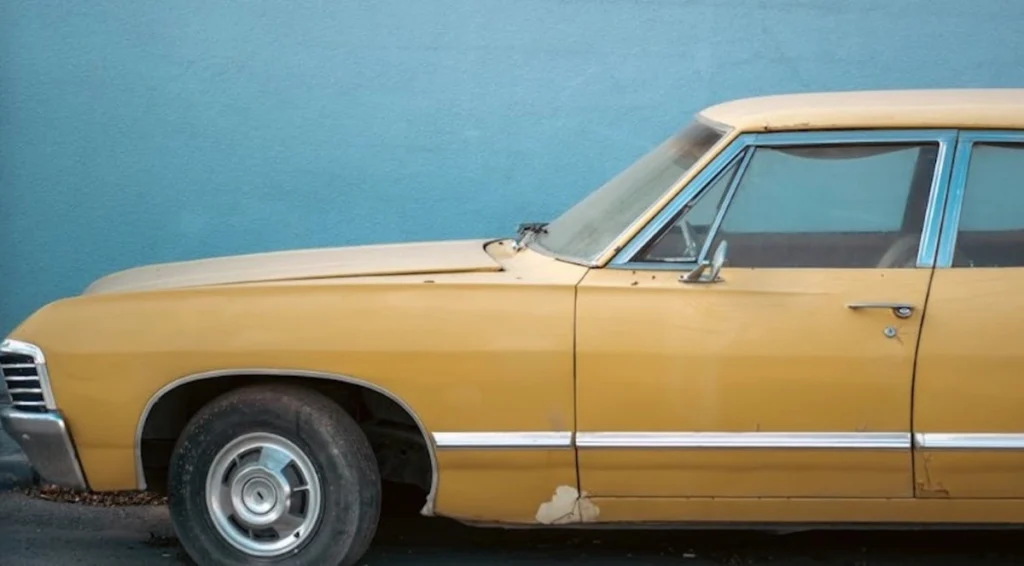 Auto d'epoca gialla
