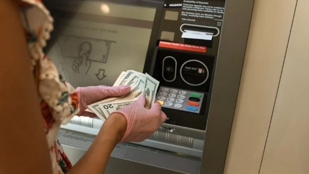 Un bancomat moderno, emblema dell'accesso ai fondi detenuti all'estero, che richiama l'esigenza di monitorare e dichiarare i conti deposito per rispettare la normativa fiscale italiana