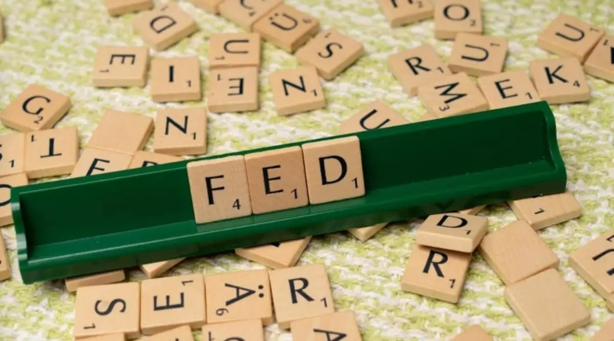 "Immagine della parola 'FED' incisa. che richiama l'autorità delle banche centrali e il loro ruolo cruciale nelle decisioni di politica monetaria, in parallelo con l'analisi dei comunicati della BCE per determinare il sentiment hawkish o dovish.