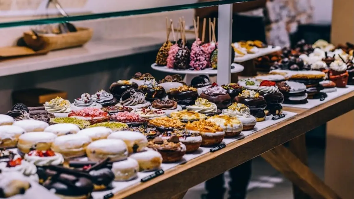 Vetrina di pasticceria di Iginio Massari con una selezione curata di pasticcini mignon e dolci di alta pasticceria, che riflette il patrimonio di eccellenza e la maestria artigianale del Maestro