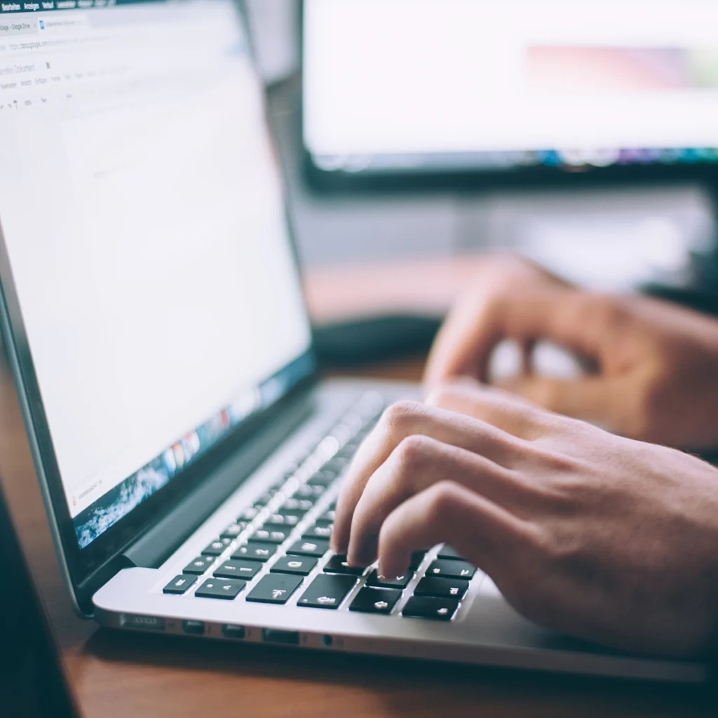 un automibilista che attiva il serivizio di domiciliazione per pagare il bollo