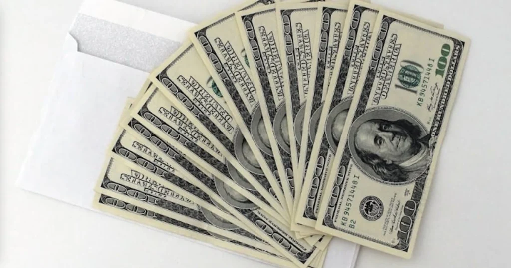 Diverse banconote e una busta bianca