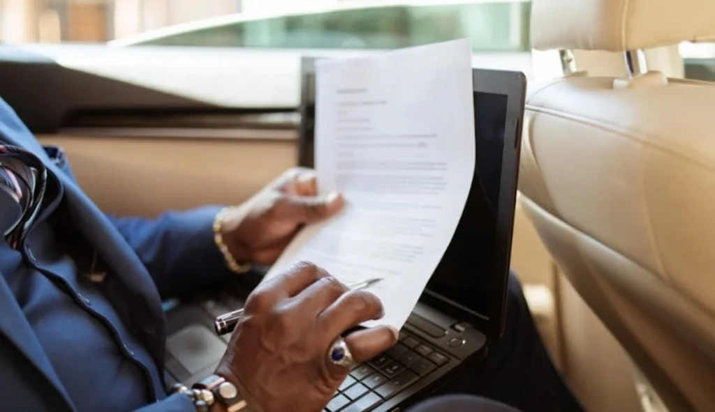 Una persona che legge dei documenti