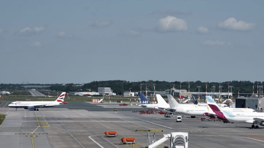 Prima o poi può succedere ad un qualunque passeggero di un volo di linea: si arriva in aeroporto, si effettuano tutti i controlli del caso, ma il personale di terra ci informa che il nostro volo è in overbooking, cioè che sono stati venduti più biglietti dei posti effettivamente disponibili sul mezzo. Per nostra fortuna, in questo scenario (particolarmente antipatico) ci sono diversi strumenti che possiamo utilizzare per tutelarci come consumatori: in questo articolo esploreremo in modo approfondito tutte le opzioni a nostra disposizione