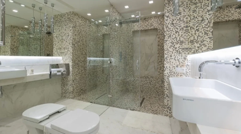 Dettaglio bagno moderno e sicurezza impianti domestici