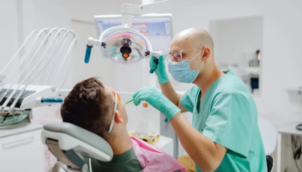 Dettaglio del sorriso di una persona soddisfatta dopo un trattamento di estetica dentale o implantologia