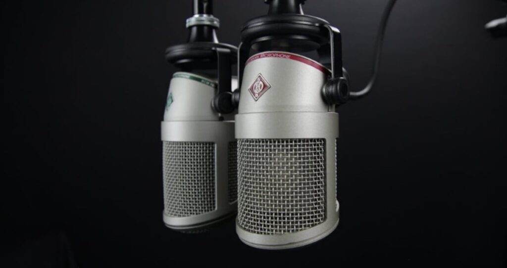 Immagine di due microfoni pronti per la conduzione del Festival di Sanremo 2026, simbolo del dialogo tra conduttore e co-conduttori sul palco dell'Ariston