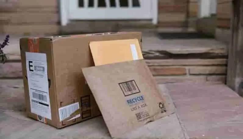 Due scatole per spedizione Amazon di diverse dimensioni impilate l'una sull'altra