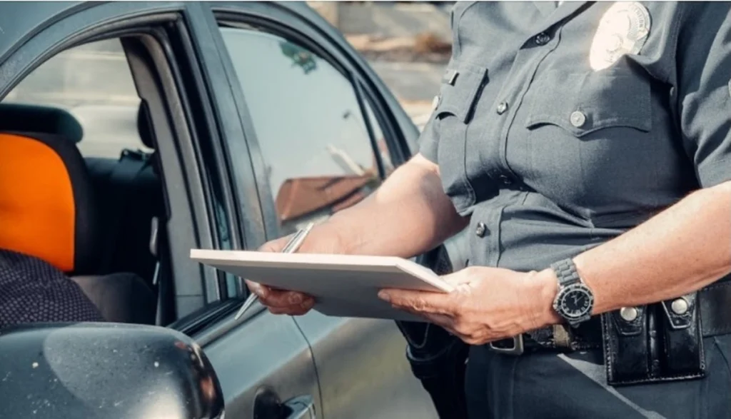 Agente di Polizia Locale intenta a notificare una multa dopo un rilevamento con autovelox