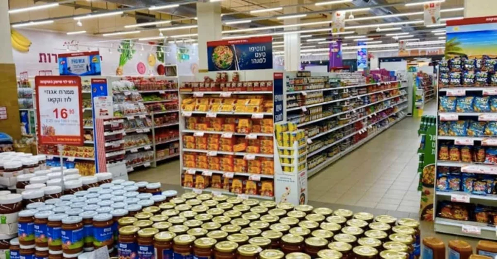 Reparto ortofrutta di un supermercato con esposizione di frutta e verdura fresca acquistabile con i buoni pasto elettronici e cartacei.