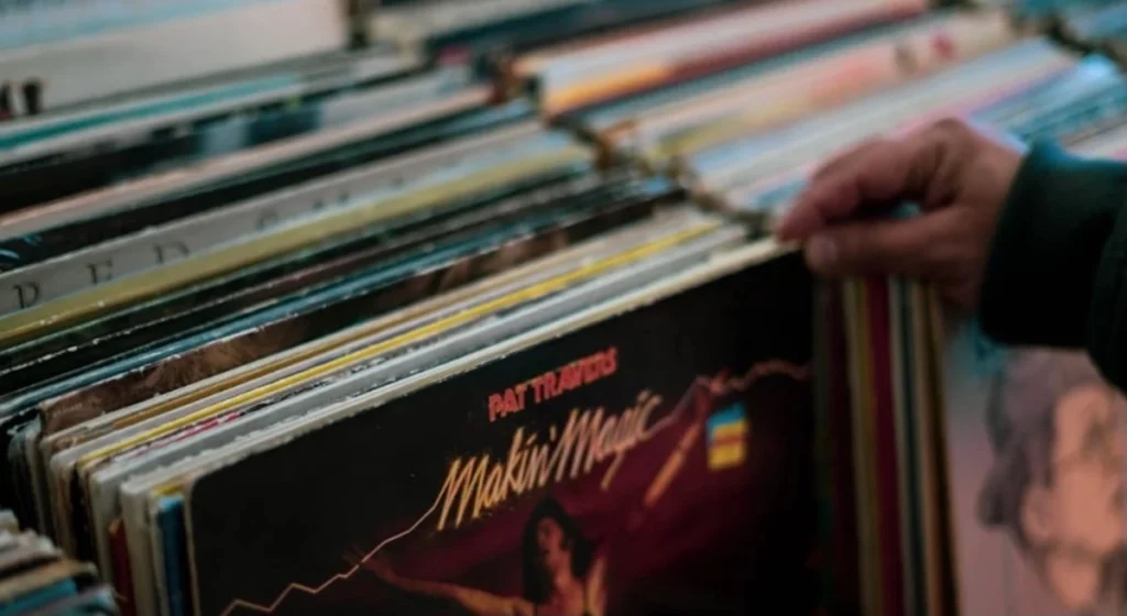 Interno di un negozio di musica con scaffali pieni di dischi in vinile colorati