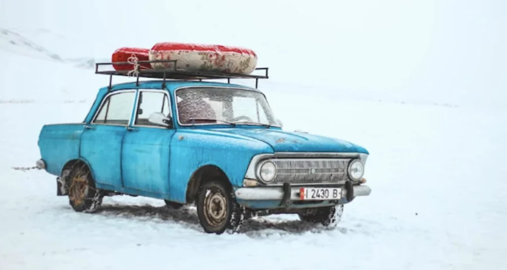 Un'automobile blu in inverno