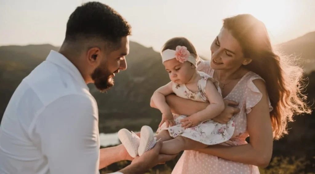 Genitori con figlia piccola