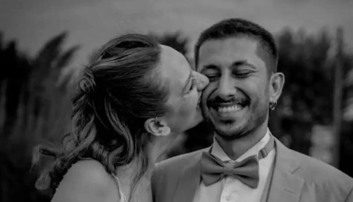 Una coppia giovane e felice in un momento di fiducia; il punto di partenza ideale prima di affrontare le clausole su firma congiunta e disgiunta.