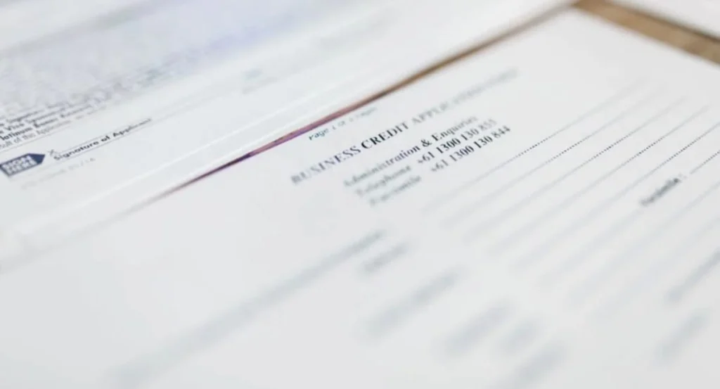 Primo piano di un modulo Certificazione Unica firmato e pronto per la consegna al lavoratore dipendente.