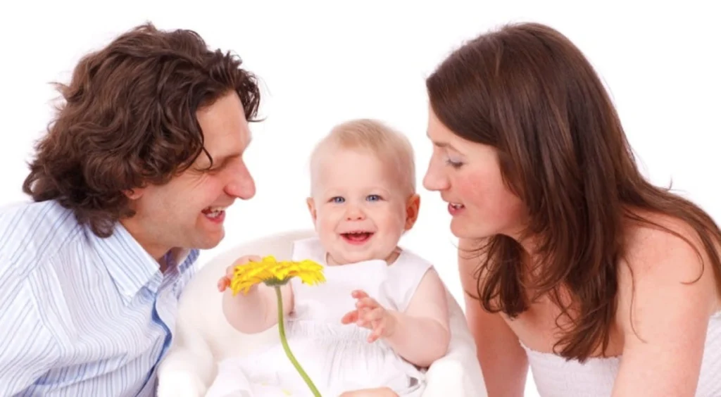 Coppia di genitori che tiene in braccio un neonato durante la maternità facoltativa