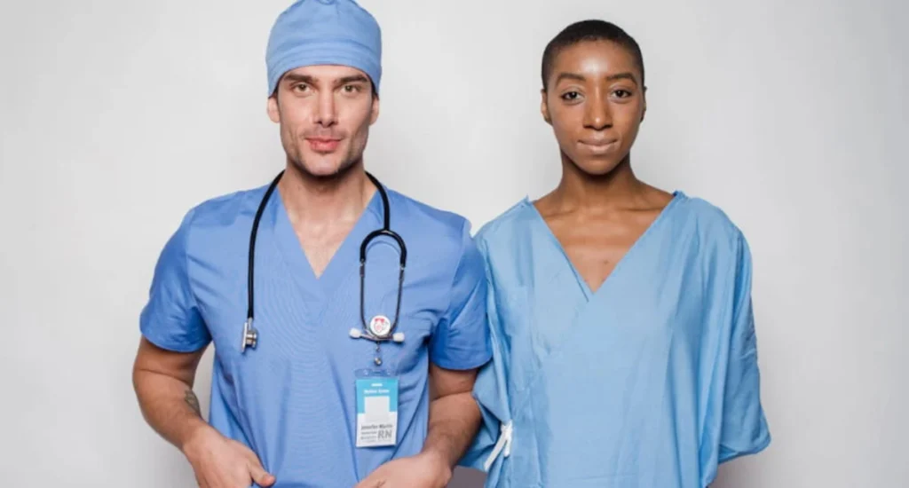 Due medici professionisti in camice bianco in un corridoio d'ospedale