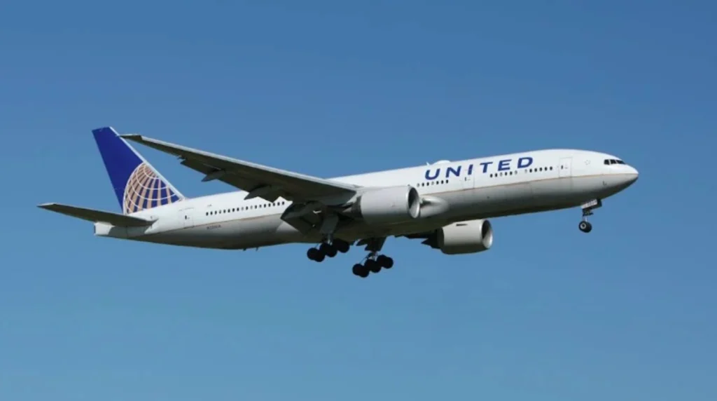 Aereo di linea bianco in volo tra le nuvole durante il tramonto, simbolo di viaggi e risparmio sui voli