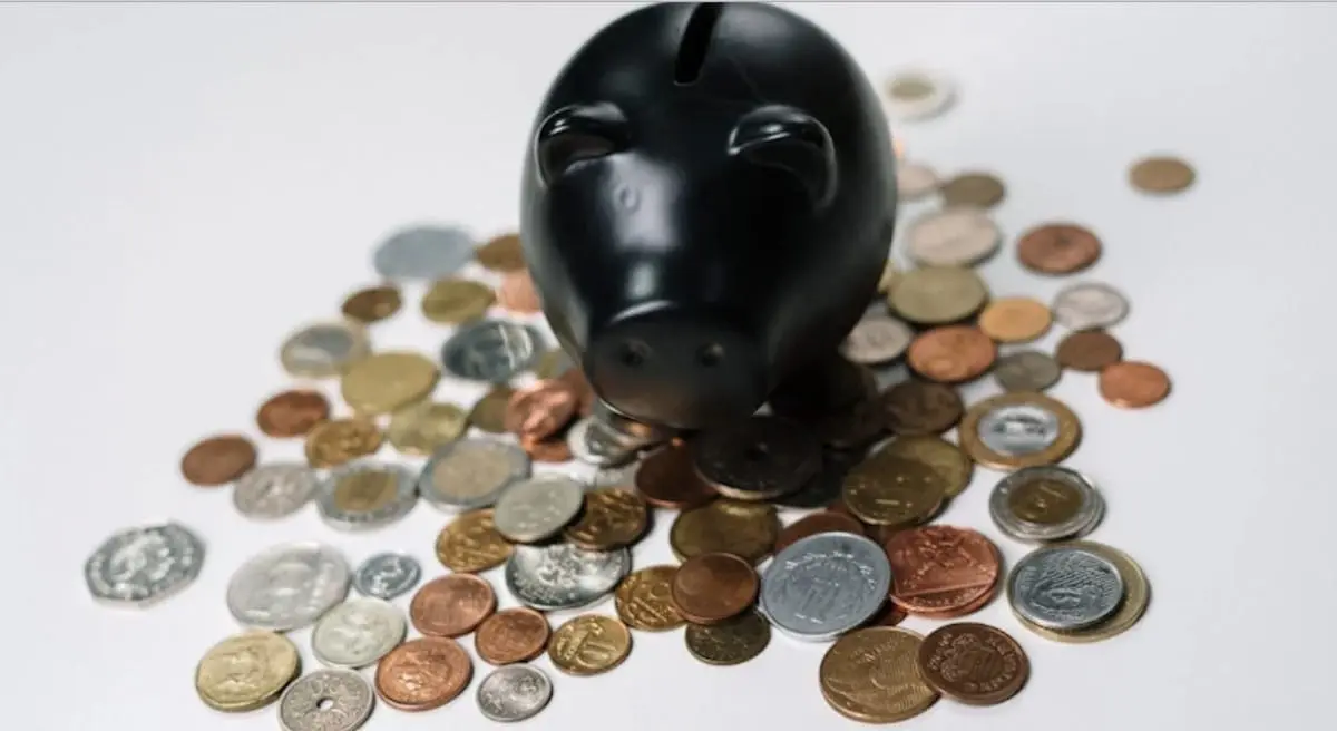 Vuoi risparmiare senza rinunciare a tutto? Scopri come applicare la regola 50/30/20 al tuo stipendio. Calcoli pronti su 1.500 e 2.000 euro e consigli per adattarla al costo della vita in Italia.
