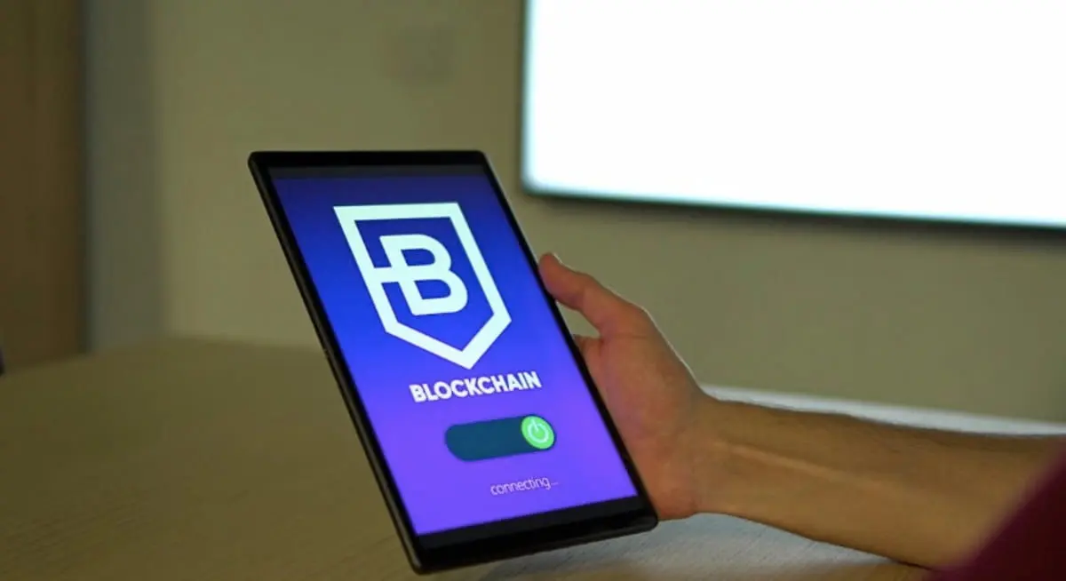 Un'immagine che illustra visivamente il simbolo della blockchain su uno smartphone