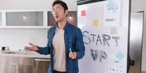 La fase di pitch e validazione: nel modello del Venture Builder, solo le idee che dimostrano reali metriche di trazione superano la selezione iniziale.