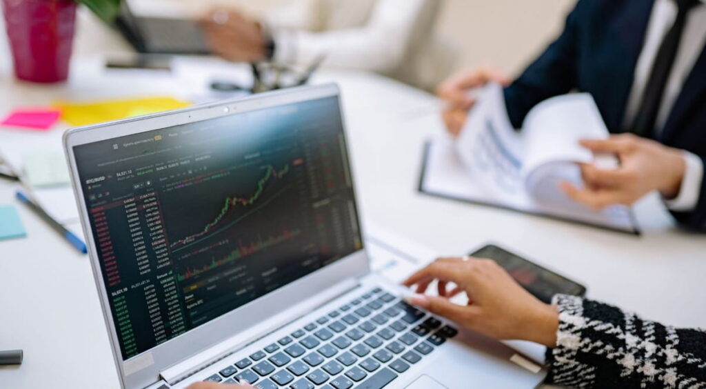 Nell'ambito del trading online si rivela molto utile la sinergia tra MACD (Moving Average Convergence Divergence) e le Bande di Bollinger, ecco in che senso
