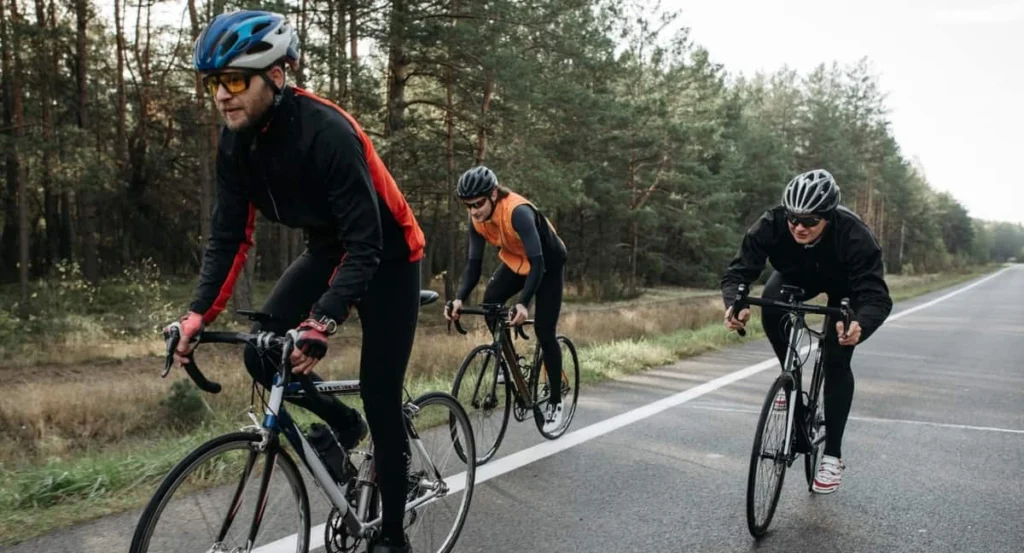 Ciclisti su una strada