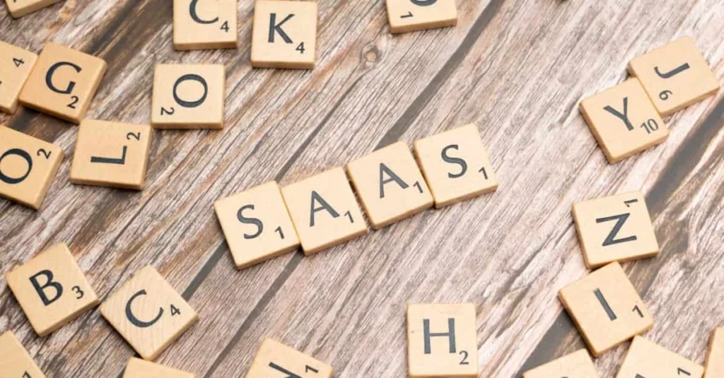 Scritta SAAS in stile minimalista per lo scarabeo