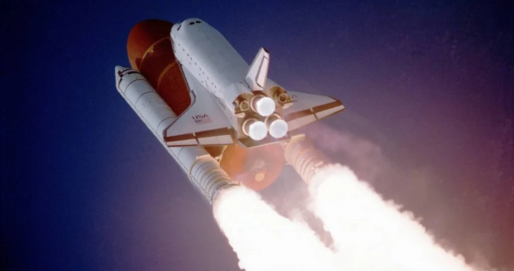 Navicella spaziale in fase di decollo verso l'orbita profonda con scia di fuoco dai propulsori.