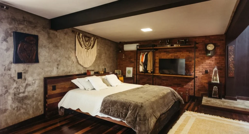 Una grande camera d'hotel in stile western