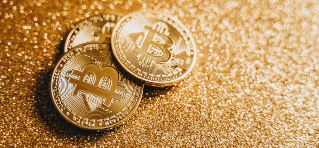 Bitcoin uno sopra l'altro su sfondo giallo